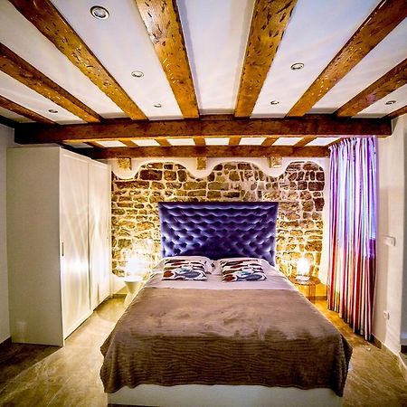Apartment Genius Loci Split Bilik gambar